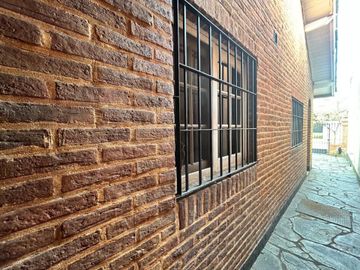 CASA 5 AMBIENTES VENTA EN LUIS GUILLÓN CON PARQUE
