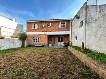 CASA 5 AMBIENTES VENTA EN LUIS GUILLÓN CON PARQUE