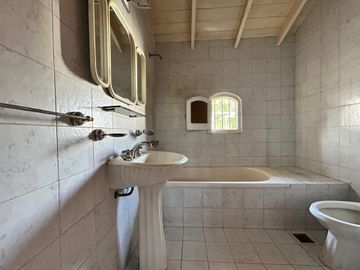 CASA 5 AMBIENTES VENTA EN LUIS GUILLÓN CON PARQUE