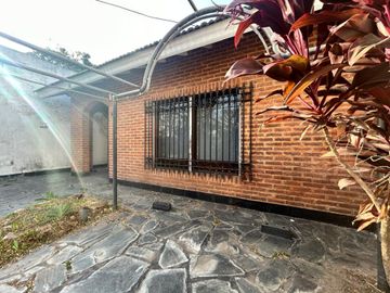 CASA 5 AMBIENTES VENTA EN LUIS GUILLÓN CON PARQUE