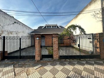 CASA 5 AMBIENTES VENTA EN LUIS GUILLÓN CON PARQUE