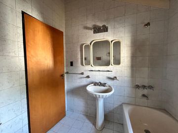CASA 5 AMBIENTES VENTA EN LUIS GUILLÓN CON PARQUE