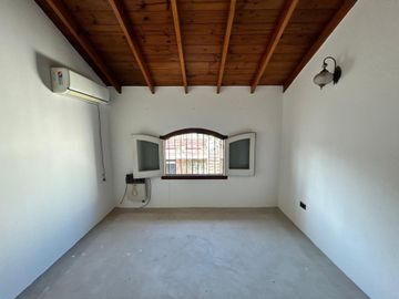 CASA 5 AMBIENTES VENTA EN LUIS GUILLÓN CON PARQUE