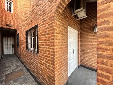 CASA 5 AMBIENTES VENTA EN LUIS GUILLÓN CON PARQUE