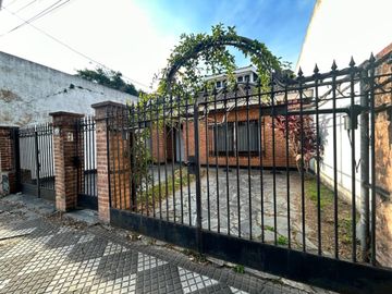 CASA 5 AMBIENTES VENTA EN LUIS GUILLÓN CON PARQUE