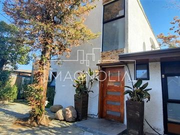 Casa en Venta en a pasos de colegio manquehue