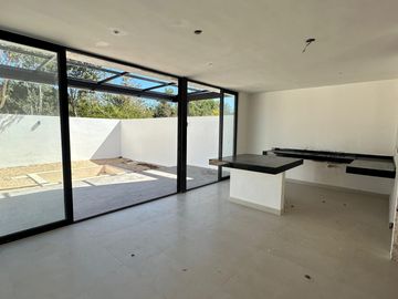 House with Pool and Exclusive Amenities MID-074