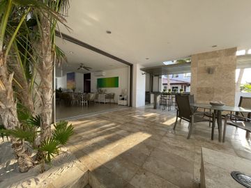 Luxury Beachfront Residence with Stunning Design and Panoramic Views in San Bruno