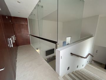 Luxury Beachfront Residence with Stunning Design and Panoramic Views in San Bruno