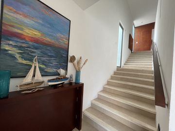 Luxury Beachfront Residence with Stunning Design and Panoramic Views in San Bruno