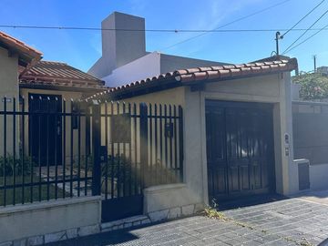 Casa con lote propio 3 dermitorios y garage