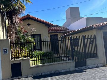 Casa con lote propio 3 dermitorios y garage