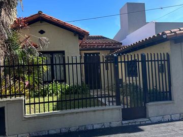 Casa con lote propio 3 dermitorios y garage