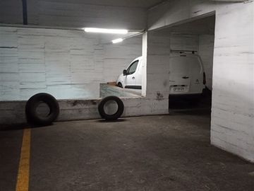 Estacionamiento en Venta en Huérfanos con Miraflores