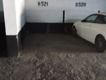 Estacionamiento en Venta en Huérfanos con Miraflores