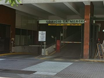 Estacionamiento en Venta en Huérfanos con Miraflores
