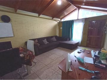 Central y espaciosa casa en Av tres Poniente Maipu