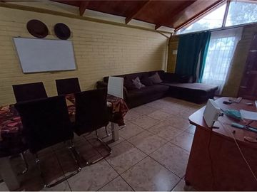 Central y espaciosa casa en Av tres Poniente Maipu