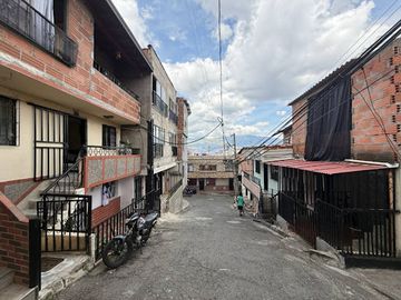 VENTA de CASAS en BELLO