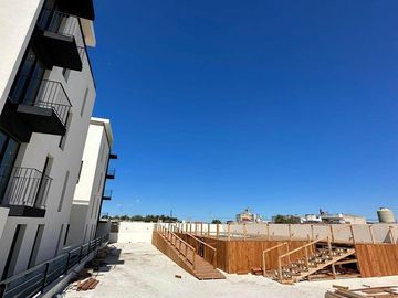 Hermoso departamento a estrenar con terraza propia con parrilla.