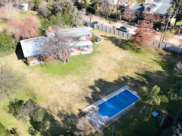 Casa con Piscina ubicada en el barrio La Bota - Benavidez