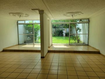 Casa en Calle Monte Olimpo, cerca del Estadio Jalisco