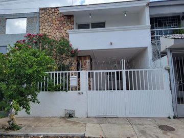 Casa en Calle Monte Olimpo, cerca del Estadio Jalisco