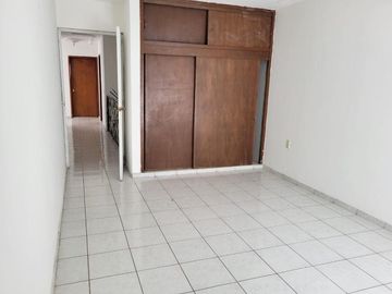 Casa en Calle Monte Olimpo, cerca del Estadio Jalisco