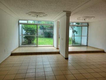Casa en Calle Monte Olimpo, cerca del Estadio Jalisco