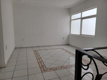 Casa en Calle Monte Olimpo, cerca del Estadio Jalisco
