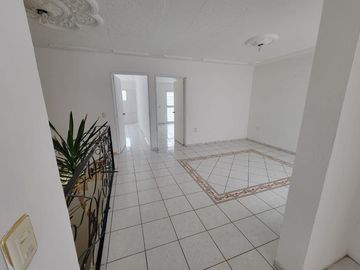 Casa en Calle Monte Olimpo, cerca del Estadio Jalisco