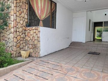 Casa en Calle Monte Olimpo, cerca del Estadio Jalisco