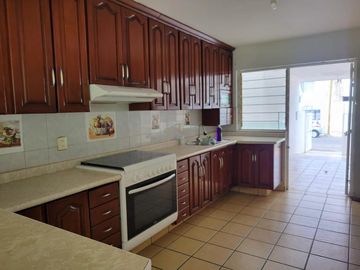 Casa en Calle Monte Olimpo, cerca del Estadio Jalisco