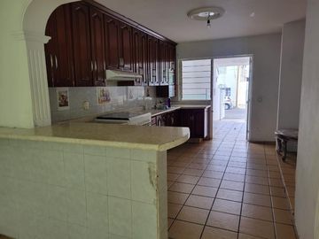 Casa en Calle Monte Olimpo, cerca del Estadio Jalisco