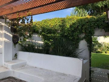 Amplia casa de 1 piso en Villas del Mesón. Ideal para quienes buscan comodidad y