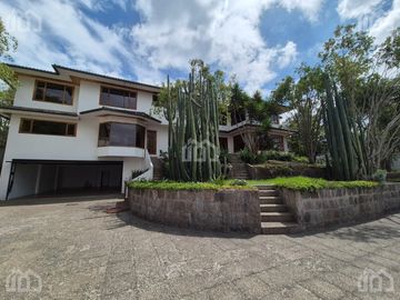 CASA DE VENTA   EN CUMBAYA SECTOR UNIVERSIDAD SAN FRANCISCO