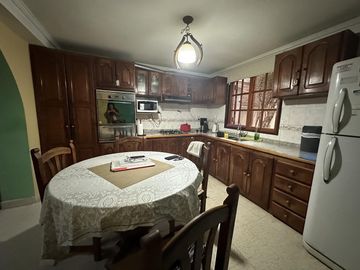 Casa en venta zona Santa Genoveva 4 dormitorios