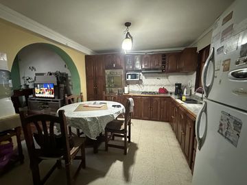Casa en venta zona Santa Genoveva 4 dormitorios