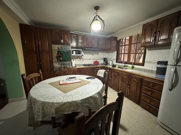 Casa en venta zona Santa Genoveva 4 dormitorios