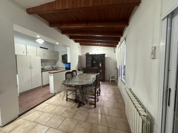 Casa en venta zona Santa Genoveva 4 dormitorios