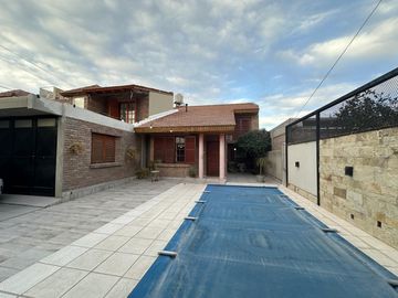 Casa en venta zona Santa Genoveva 4 dormitorios