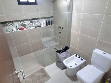 VENTA CASA 4 AMBIENTES EN LAS CASUARINAS, DEL VISO