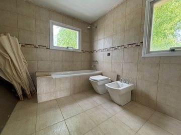 CASA 4 DORM, 4 BAÑOS, QUINCHO Y PILETA, LA ZAGALA.