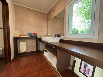 CASA 4 DORM, 4 BAÑOS, QUINCHO Y PILETA, LA ZAGALA.