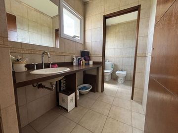 CASA 4 DORM, 4 BAÑOS, QUINCHO Y PILETA, LA ZAGALA.