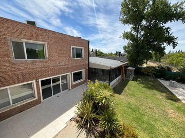 CASA 4 DORM, 4 BAÑOS, QUINCHO Y PILETA, LA ZAGALA.