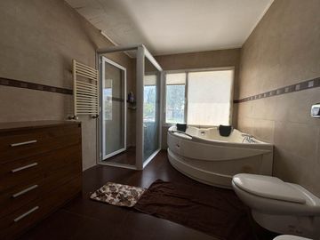 CASA 4 DORM, 4 BAÑOS, QUINCHO Y PILETA, LA ZAGALA.