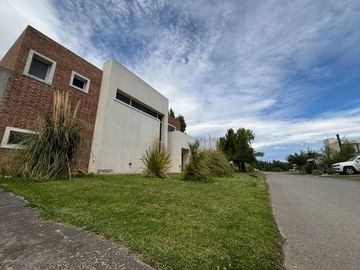 CASA 4 DORM, 4 BAÑOS, QUINCHO Y PILETA, LA ZAGALA.