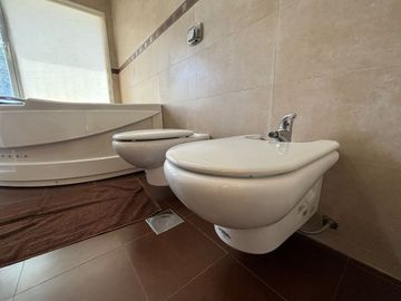 CASA 4 DORM, 4 BAÑOS, QUINCHO Y PILETA, LA ZAGALA.