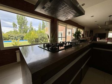 CASA 4 DORM, 4 BAÑOS, QUINCHO Y PILETA, LA ZAGALA.